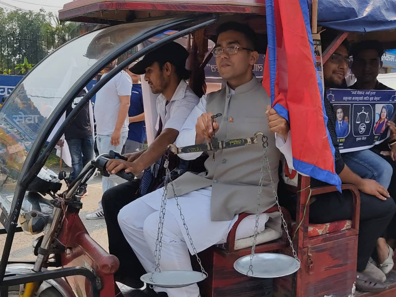 भरतपुरमा उम्मेदवारी दिन रिक्सा चढेर आए विवेकशीलसाझाका उम्मेदवार (फोटो फिचर) 